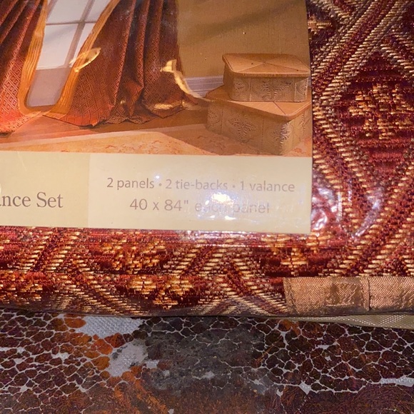 Royalton 5 piece Drapery and Valance set - Picture 4 of 6